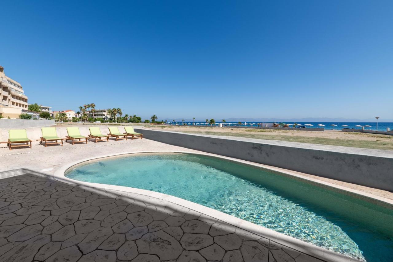 White&Blue Luxury Suites Ialysós Eksteriør bilde
