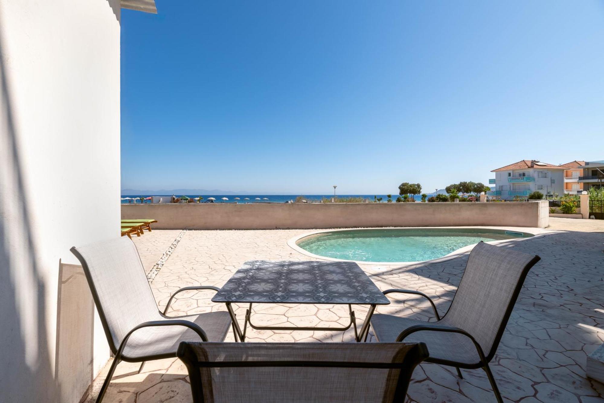 White&Blue Luxury Suites Ialysós Eksteriør bilde