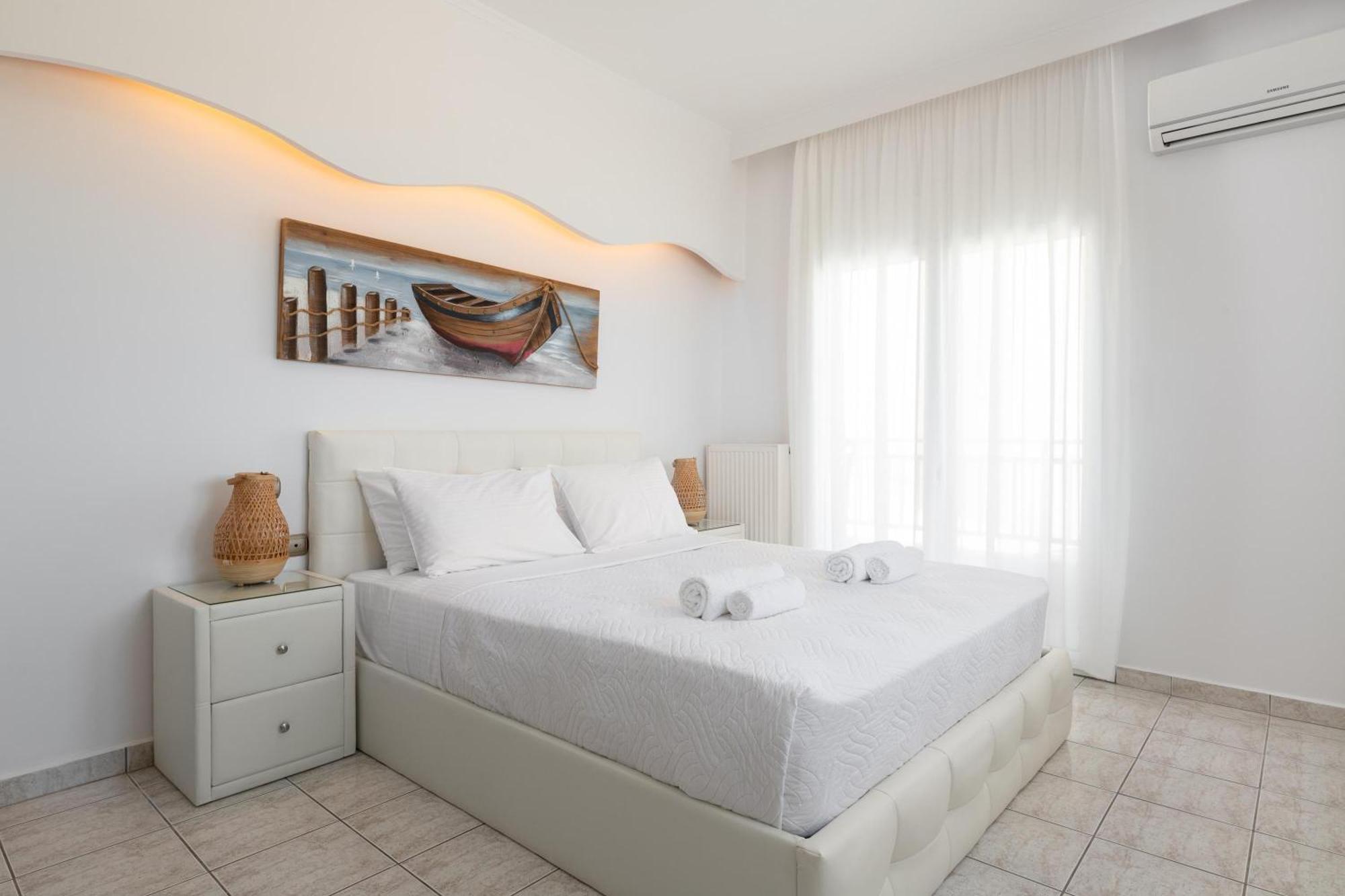 White&Blue Luxury Suites Ialysós Eksteriør bilde