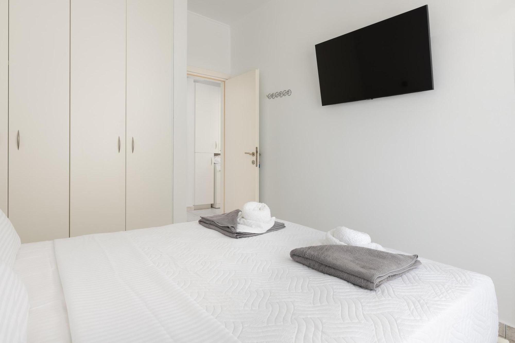 White&Blue Luxury Suites Ialysós Eksteriør bilde