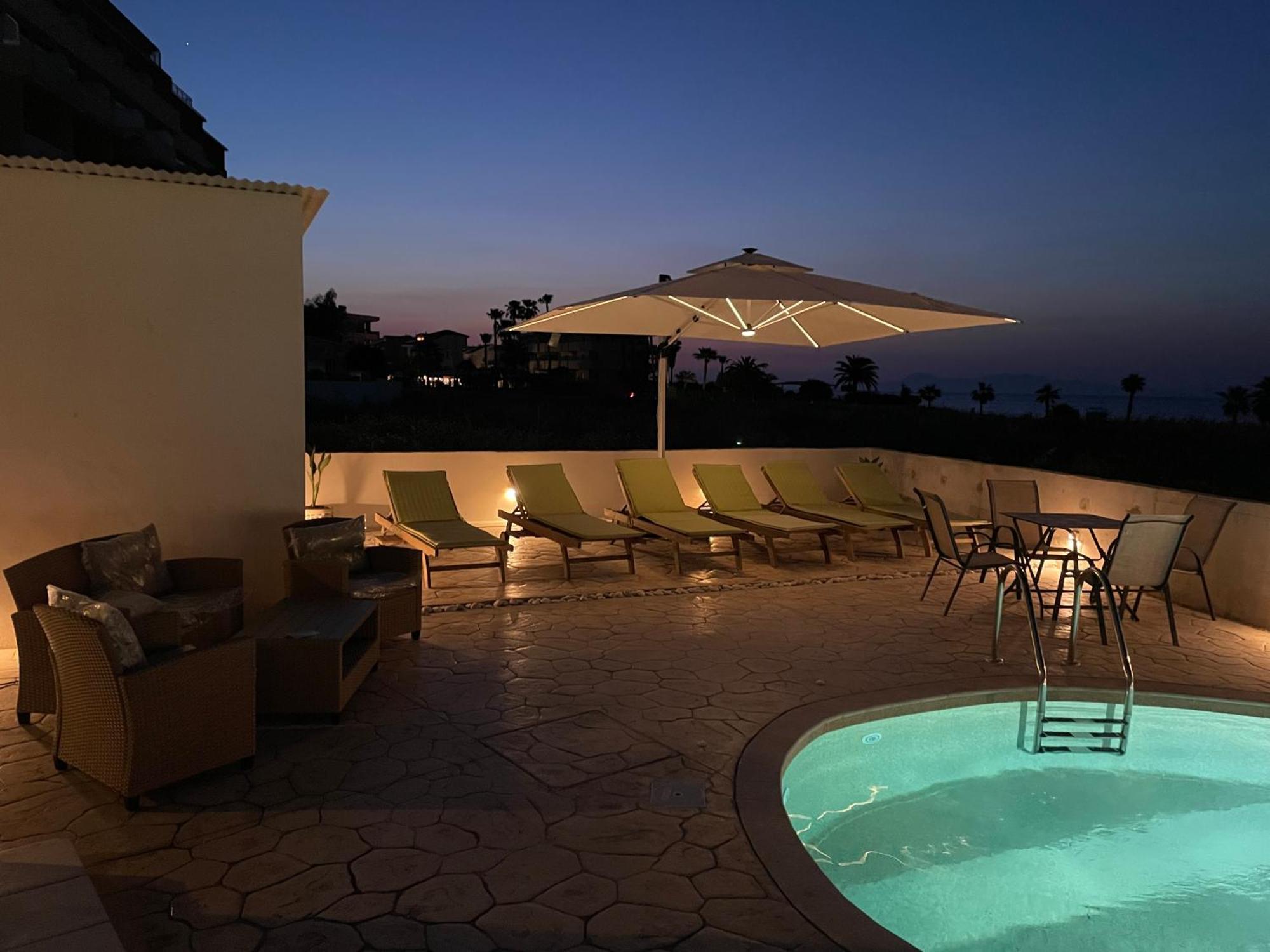 White&Blue Luxury Suites Ialysós Eksteriør bilde