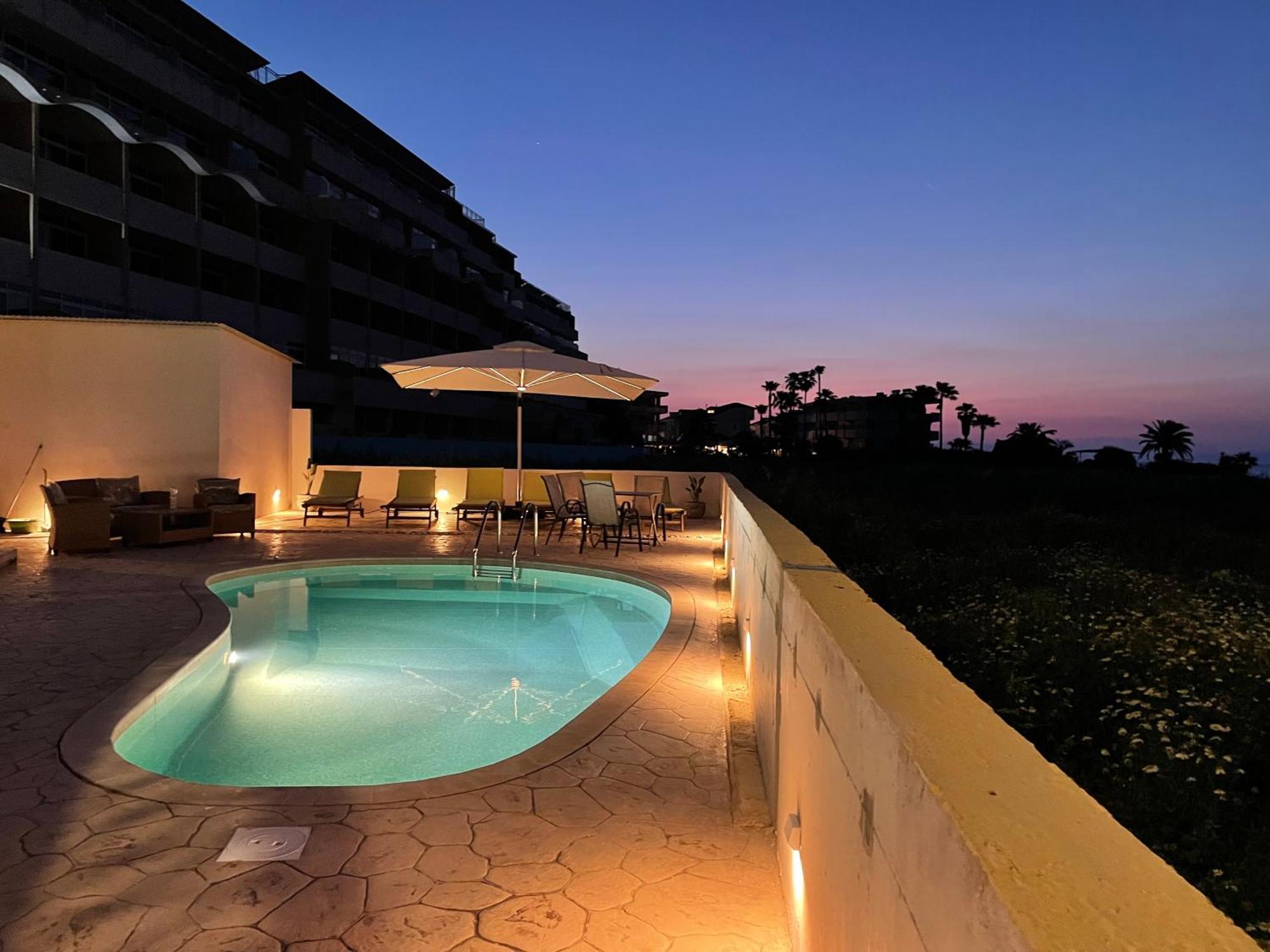 White&Blue Luxury Suites Ialysós Eksteriør bilde