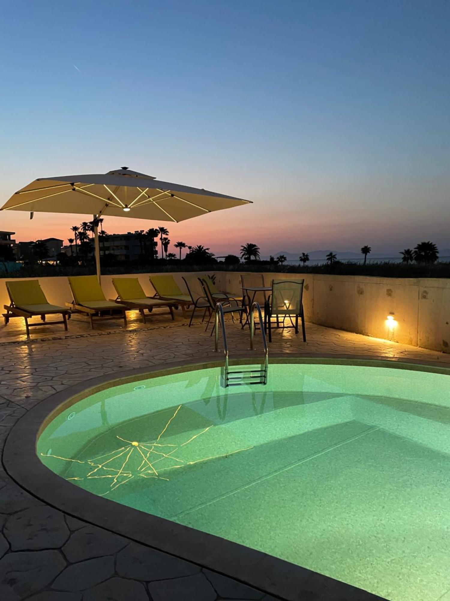 White&Blue Luxury Suites Ialysós Eksteriør bilde