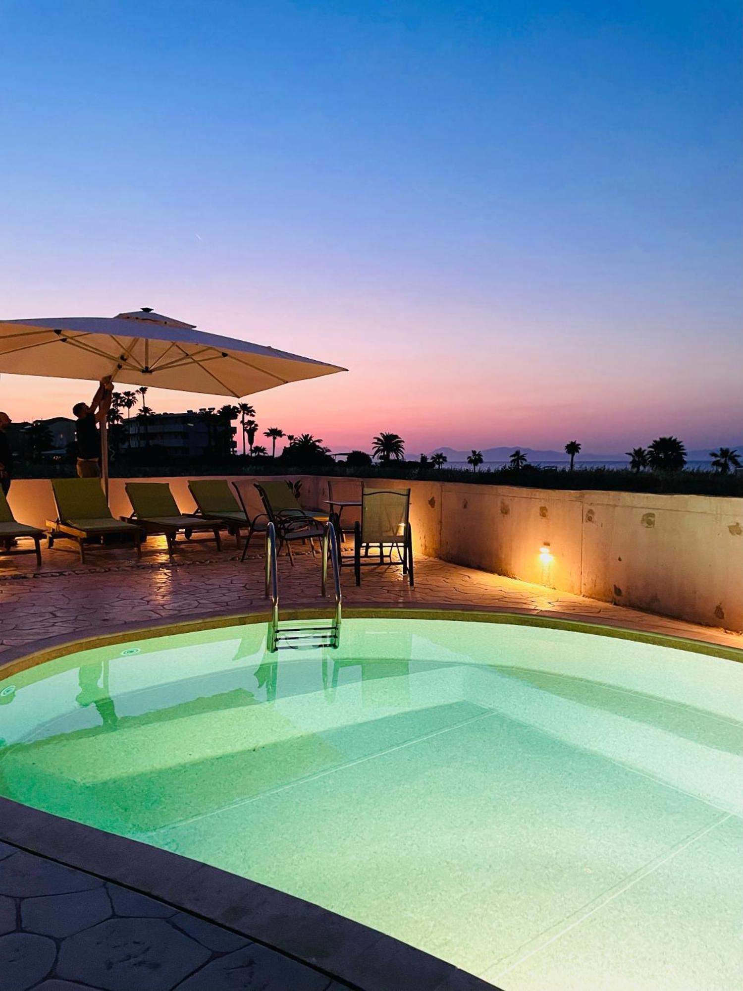 White&Blue Luxury Suites Ialysós Eksteriør bilde